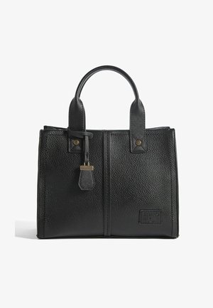 Melnas ādas rokassoma ar teksturētu virsmu, strukturētu formu, īsām rokturiem, zelta tonī apdari un mazu pievienotu birku.