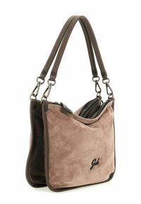 Borsa a tracolla in suede marrone con chiusura a zip, doppie compartimenti e manici corti in pelle con hardware in argento. Texture morbida e colori a contrasto.