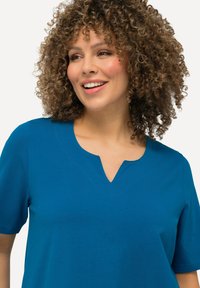 Ulla Popken A-LINIE HALBARM - Triko s potiskem - classic medium blue
