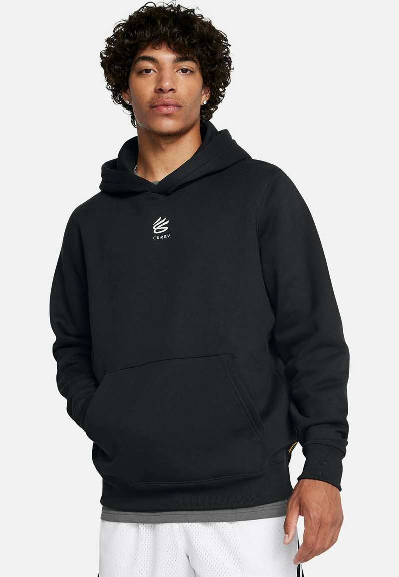 Schwarzer Hoodie aus weichem Material, ausgestattet mit einer Kängurutasche und einer Kapuze mit Kordelzug. Mittig platziertes weißes "CURRY"-Logo auf der Brust.