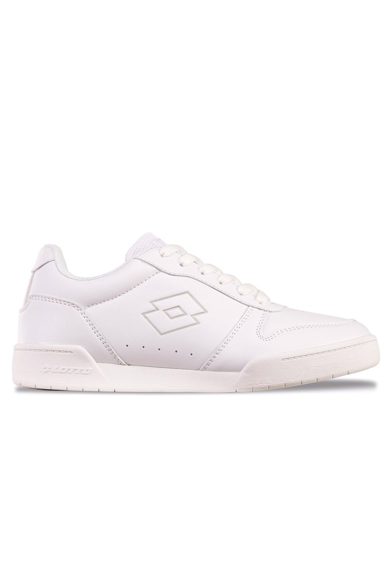 Białe sportowe sneakersy z gładkiego materiału syntetycznego, okrągłym noskiem, płaskimi sznurówkami, perforowanymi detalami i subtelnym akcentem logo po boku.