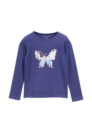Lila Langarmshirt mit einem Schmetterlingsdesign aus Pailletten in Blau, Pink und Weiß. Einfacher Rundhalsausschnitt und weicher Stoff.
