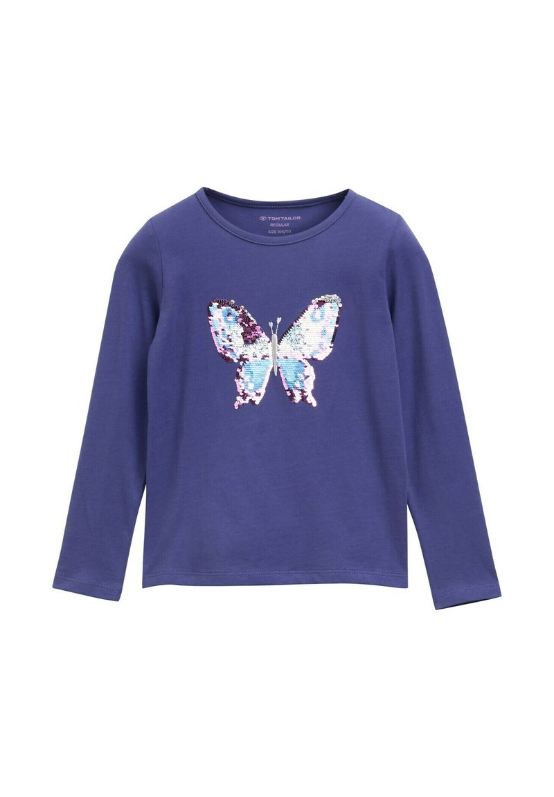 Lila Langarmshirt mit einem Schmetterlingsdesign aus Pailletten in Blau, Pink und Weiß. Einfacher Rundhalsausschnitt und weicher Stoff.