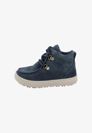 Stivali ankle in suede blu navy con punta rotonda, due dettagli in metallo e suola in gomma testurizzata per miglior grip. Design con lacci e colletto imbottito.