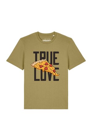 T-shirt vert à manches courtes avec un texte noir "TRUE LOVE" et une part de pizza pepperoni avec des garnitures en forme de cœur à l'avant.