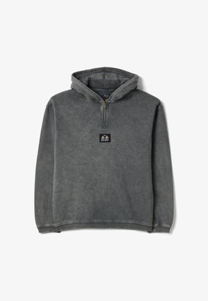 Dunkelgrauer Pullover-Hoodie mit halbem Reißverschluss, Brustpatch vorne mit zwei stilisierten Figuren und mit Bündchen an Ärmeln und Saum.