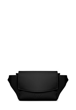 Černá kožená crossbody taška s klopou, s hladkým povrchem a jemným logem na přední straně.