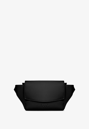 Černá kožená crossbody taška s klopou, s hladkým povrchem a jemným logem na přední straně.