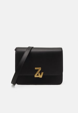 Schwarze rechteckige Leder-Umhängetasche mit verstellbarem Riemen und goldfarbenem "ZV"-Logoverschluss auf der Vorderklappe.