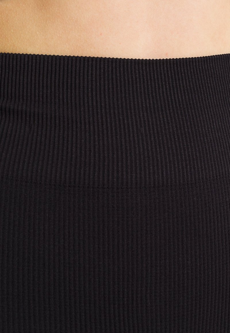 Damen T-Shirts | Pieces PCCLEO SHORT BRA SET Top black/schwarz - IS98470 Damen T-Shirts | Pieces PCCLEO SHORT BRA SET Top black/schwarz - IS98470