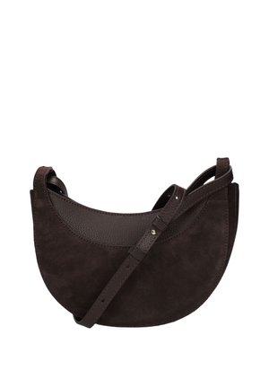 Dunkelbraune halbmondförmige Wildlederhandtasche mit verstellbarem Lederschulterriemen und abgesteppten Details auf weißem Hintergrund.