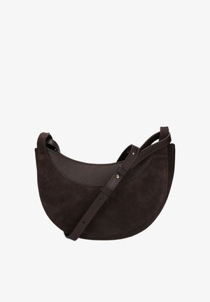 Sac à main en daim marron foncé en forme de demi-lune avec bandoulière en cuir réglable et détails cousus sur fond blanc.
