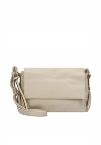 Bolso cruzado de cuero beige con solapa plegable, acabado texturizado y correa ajustable. Presenta un sutil logo de la marca.