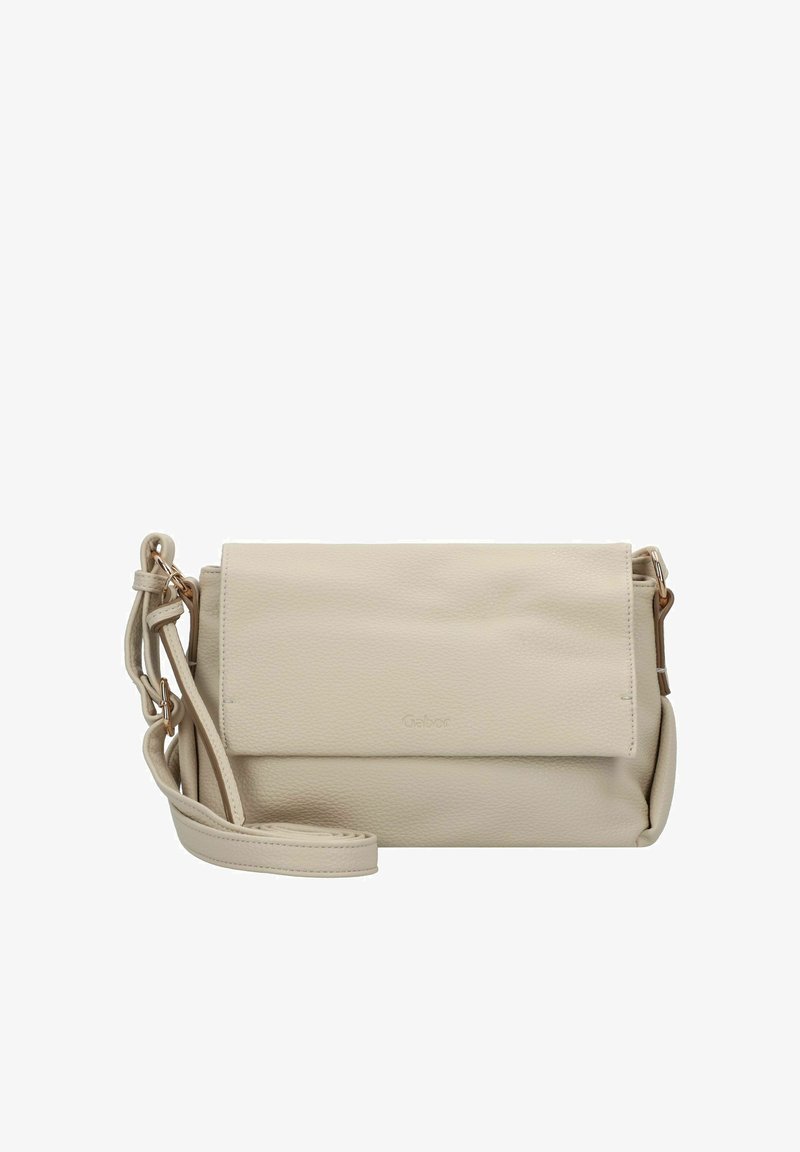 Bolso cruzado de cuero beige con solapa plegable, acabado texturizado y correa ajustable. Presenta un sutil logo de la marca.
