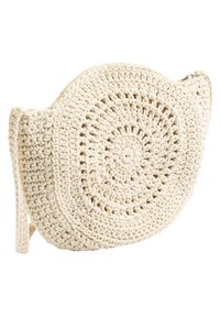 Virkat runt bag i off-white färg, med ett spiralmönster och en sidoremm, samt ett dragkedjestängning på toppen.