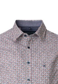 Bequeme Passform-Hemd mit einem mehrfarbigen Muster aus kleinen Kreisen auf einem hellen Hintergrund, ausgestattet mit einem Kentkragen und dunklen Knöpfen.