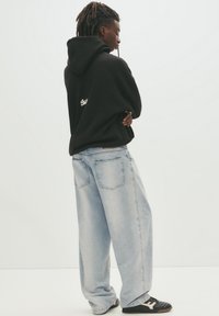 PULL&BEAR BAGGY LOOSE - Džíny Straight Fit - light blue denim