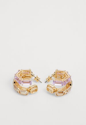 Złote kolczyki w formie obręczy z naprzemiennymi prostokątnymi kamieniami szlachetnymi w kolorze przezroczystym i jasnopurpurowym, o geometrycznym wzorze z łączników.