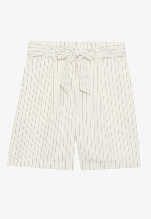Białe spodenki w paski z paskiem w talii. Materiał ma wąskie ciemne linie, a projekt zawiera fałdy dla dodatkowych detalów.