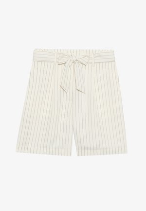Witte gestreepte shorts met een tailleband. De stof heeft smalle donkere lijnen, en het ontwerp bevat plooien voor extra detail.