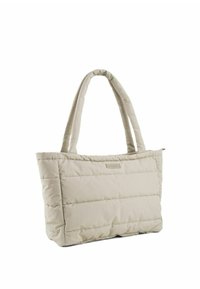 Borsa tote trapuntata beige con manici imbottiti e una piccola etichetta rettangolare del brand al centro anteriore.