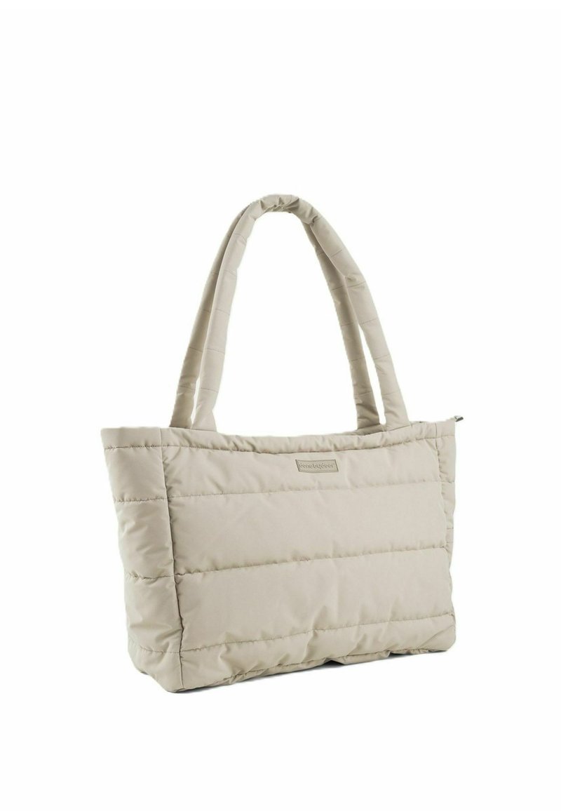 Borsa tote trapuntata beige con manici imbottiti e una piccola etichetta rettangolare del brand al centro anteriore.