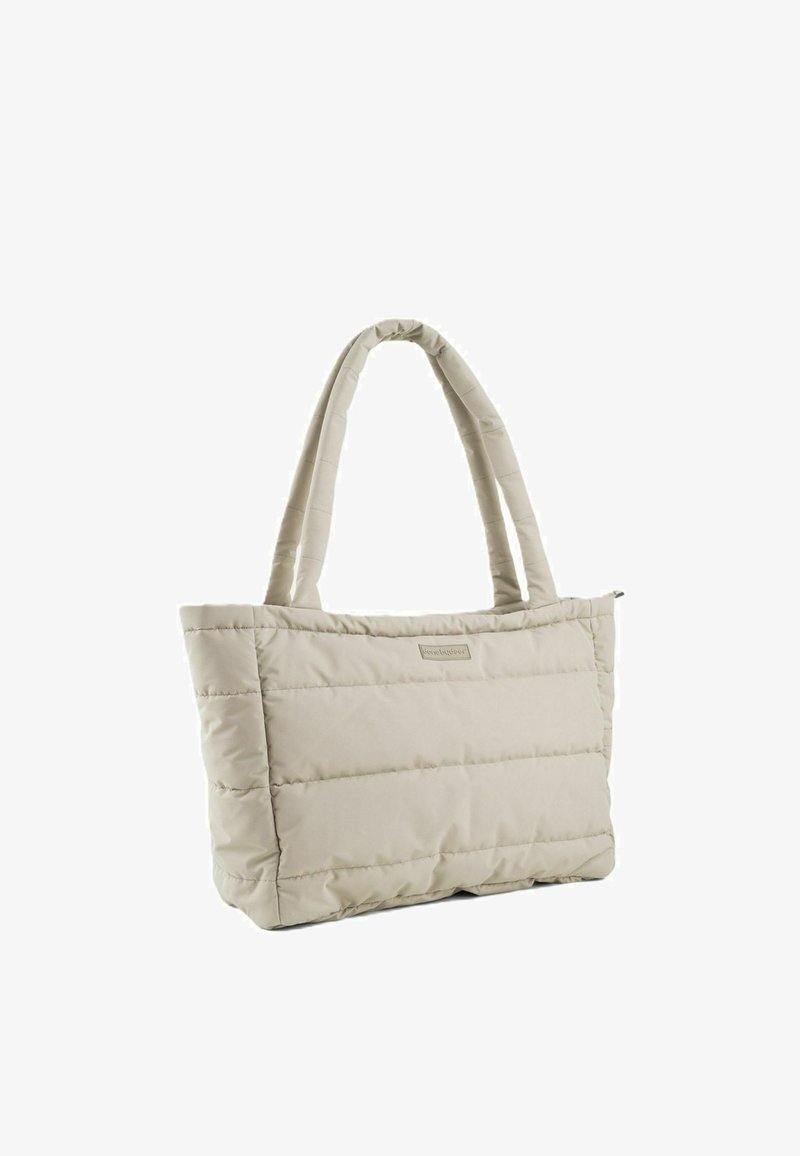 Borsa tote trapuntata beige con manici imbottiti e una piccola etichetta rettangolare del brand al centro anteriore.