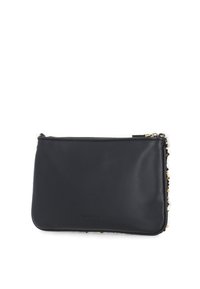 Borsa a tracolla in pelle nera con texture liscia, forma rettangolare, chiusura superiore con zip e dettagli in metallo dorato.