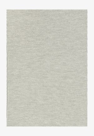 Lichtgrijze ribstof met een fijne textuur, voorzien van verticale strepen en een glad oppervlak. Geschikt voor kledingtoepassingen.