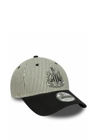 Schwarz-weiß gestreifte Baseballmütze mit einem gebogenen Schirm, die auf der Vorderseite ein gesticktes Newcastle United-Logo und einen verstellbaren Riemen hat.
