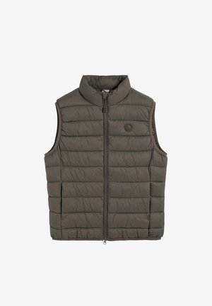 Chaleco sin mangas acolchado en verde oliva, con un cuello alto, patrón acolchado vertical y una cremallera frontal con un acento de logo circular.