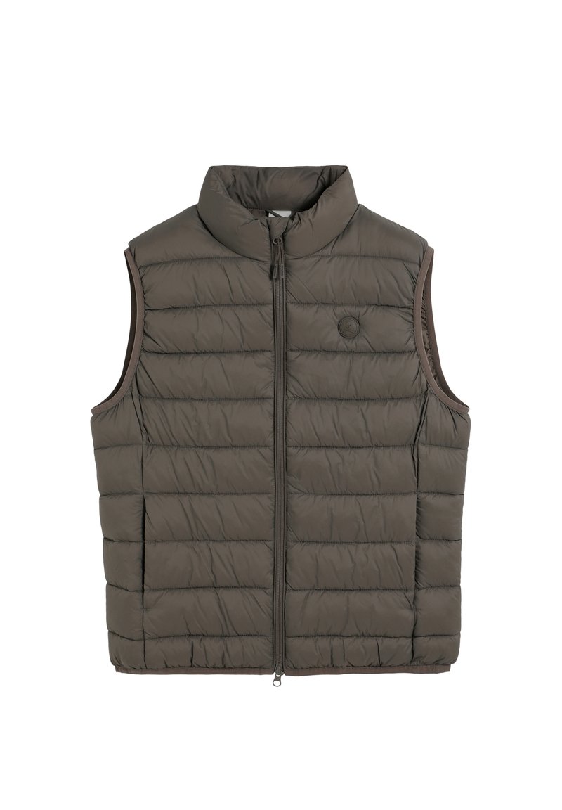 Gilet imbottito senza maniche verde oliva, con un colletto alto, motivo a righe verticali e una zip frontale con un logo circolare in evidenza.