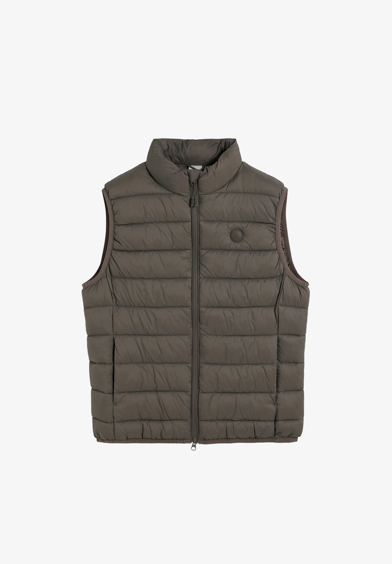 Gilet imbottito senza maniche verde oliva, con un colletto alto, motivo a righe verticali e una zip frontale con un logo circolare in evidenza.