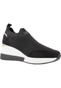 Zapatilla negra sin cordones con parte superior de punto texturizado, acentuada con gamuza y un tacón cuña. Presenta una suela blanca y una etiqueta de logo negra.