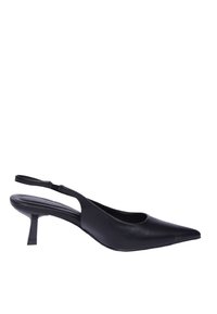 Pompa nera slingback realizzata in pelle liscia, con punta affilata, tacco piccolo e un design con tagli allungati sui lati.