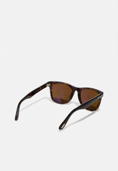 Ochelari de soare cu ramă din material tartan, lentile maro, design colțuros, textură fină și accente metalice pe temporale.