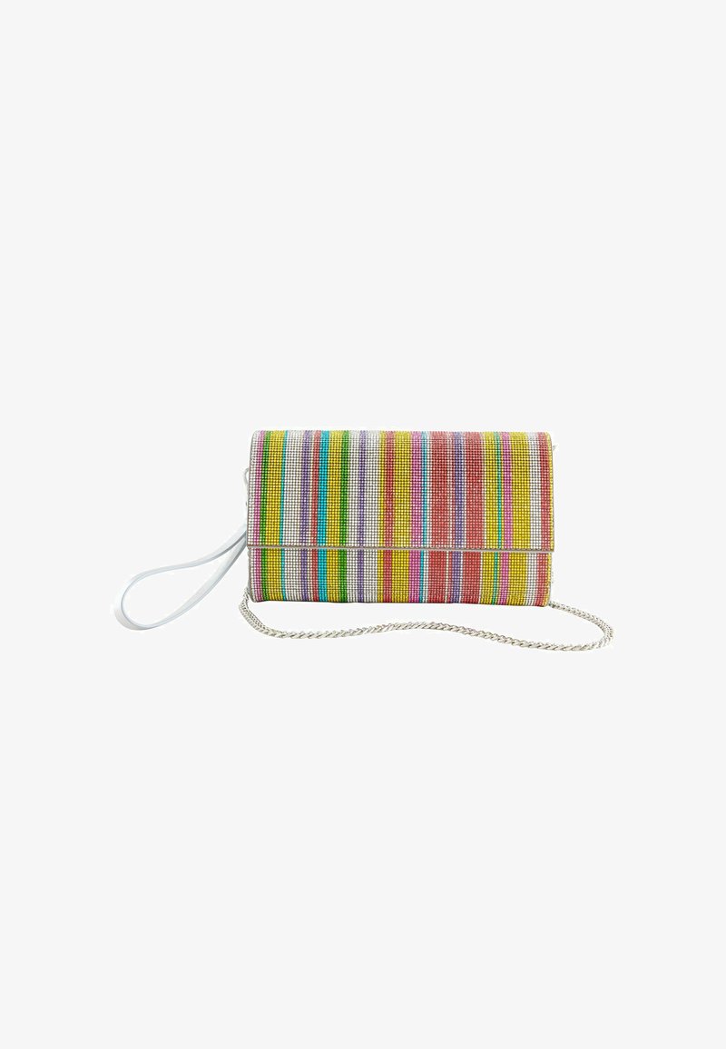 Pochette avec des rayures verticales multicolores, ornée de perles, dotée d'une sangle de poignet blanche et d'une anse chaîne argentée.