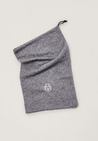 Pochette en tissu doux gris avec une fermeture à cordon noire et un logo circulaire brodé blanc au centre sur un fond clair.