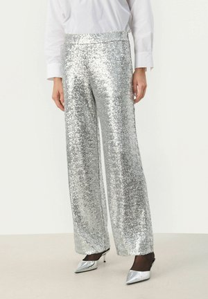 Zilveren pailletten wijde broek met een gladde tailleband. Beschikt over een reflecterende textuur en een losse pasvorm, gecombineerd met zilveren puntige hakken.