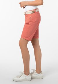 Sublevel BERMUDA MIT GÜRTEL - Shorts - orange