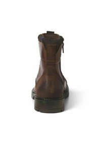 Botines de cuero marrón con un acabado suave, que cuentan con un cierre de cremallera en la parte trasera y acentos de tejido texturizado en el cuello.