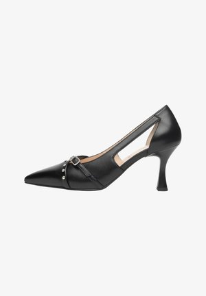 Décolleté in pelle nera con punta a punta e tacco basso, ritagli laterali, cinturino con borchie argento e fibbia sulla parte anteriore.