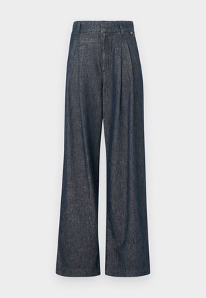 Pantalon en denim bleu foncé à jambes larges avec plis à l'avant. Caractérisé par une taille haute et des lignes épurées. Texture douce avec un éclat subtil.