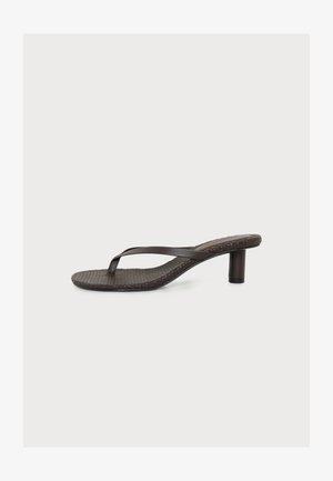 ST. AGNI, WOVEN THONG HEEL - Sandales à talons hauts - coffee