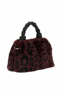 Sac à main en fausse fourrure bordeaux à imprimé léopard, avec une poignée tressée noire et un accent en métal. Texture douce et forme structurée.