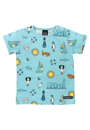 Himmelblaues T-Shirt mit kurzen Ärmeln, das bunte maritime Muster zeigt, darunter Boote, Sonne, Meeresbewohner und einen Leuchtturm.
