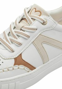 Sneaker bianco con una tomaia in pelle texturizzata, dettagli in suede beige, cuciture a contrasto e punta arrotondata. I lacci sono chiari con bordini marroni.