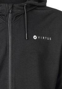 Haut à capuche noir avec une fermeture éclair sur toute la longueur, texture lisse, cordons ajustables, et un logo "VIRTUS" blanc sur le côté supérieur gauche.