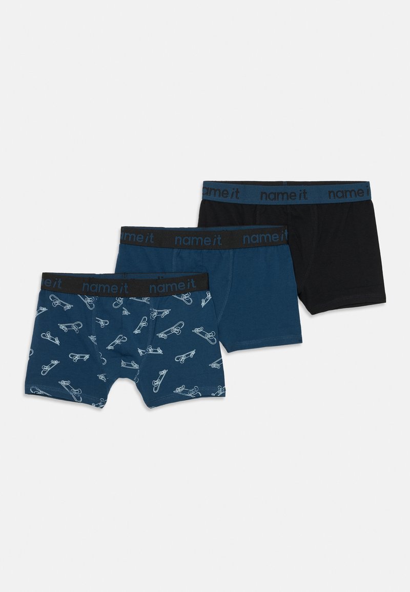 Tre par pojkboxershorts: ett mörkblått med vitt säkerhetsnålsmönster, ett solid mörkblått och ett svart; alla har name it-logotyp på midjebandet.