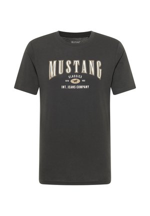 Camiseta de algodón gris oscuro con mangas cortas. Presenta un gran logotipo gráfico en blanco y dorado que dice "MUSTANG CLASSICS" en el frente.